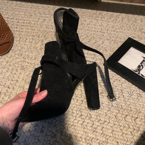 Black strapped heels - Picture 3 of 4